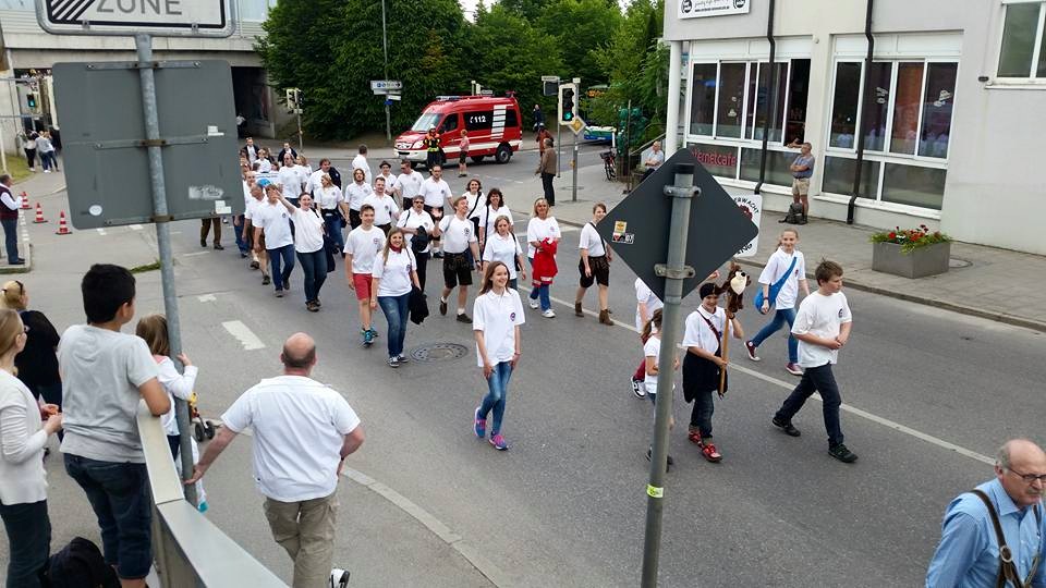 Mitglieder der Wasserwacht Olching in 3 Reihen auf der Hauptstraße