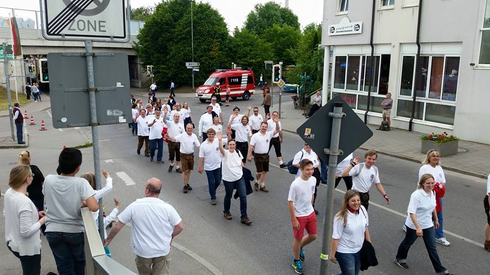 Mitglieder der Wasserwacht Olching in 3 Reihen auf der Hauptstraße